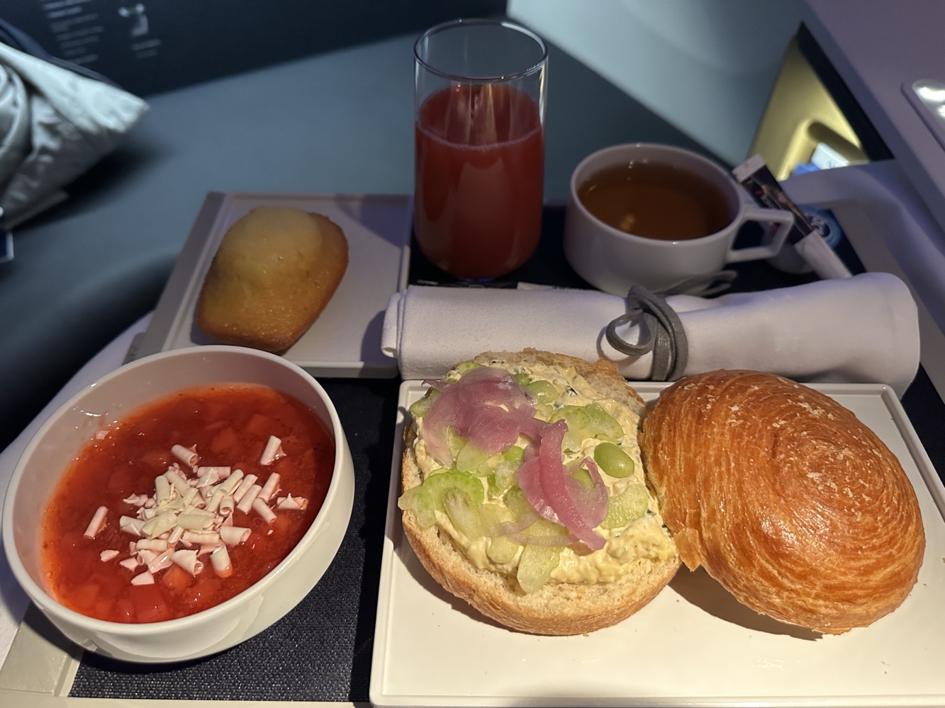 2nd meal before landing. A cold brioche bun with egg salad. I think this meal is fairly simple and can be improved.