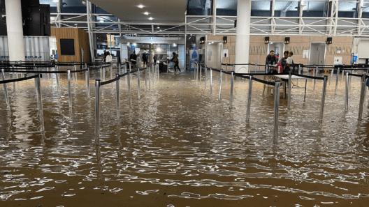 Heavy Flooding Closes Auckland Airport, Emirates Operates 13-Hour Flight to Nowhere