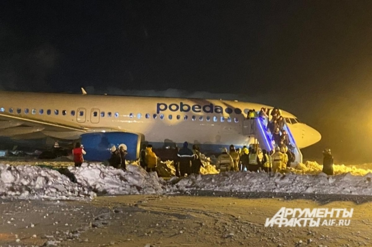Pobeda Airlines 737 Skids off Runway During Takeoff