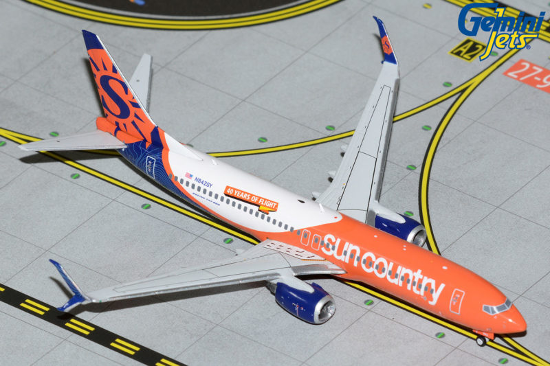 GeminiJets GJSCX1960 1:400 Sun Country Airlines Boeing 737-800 N842SY