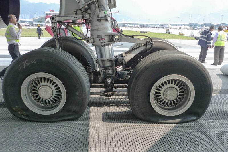 a plane landing gear with wheels