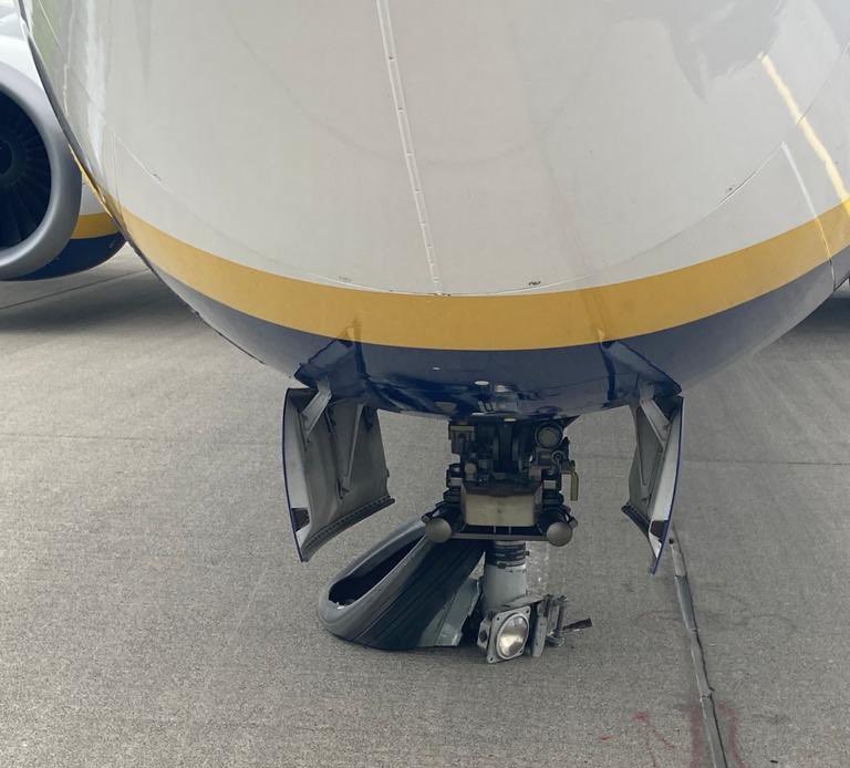 Ryanair Boeing 737 Suffers Nose Gear Failure in Dublin
