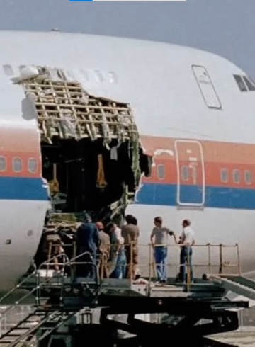 Miracle on United Flight 811 - How Pilots Saved 346 Lives?