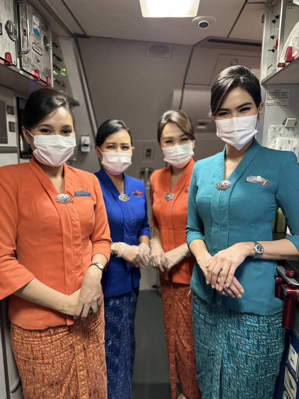 Sambutan hangat dari crew Garuda Indonesia