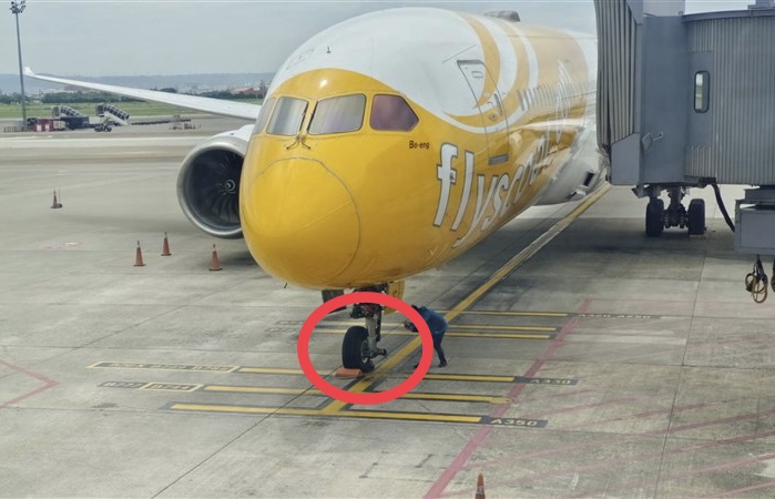 Scoot Boeing 787 and Brussels Airlines A320 Lost Gear Wheels