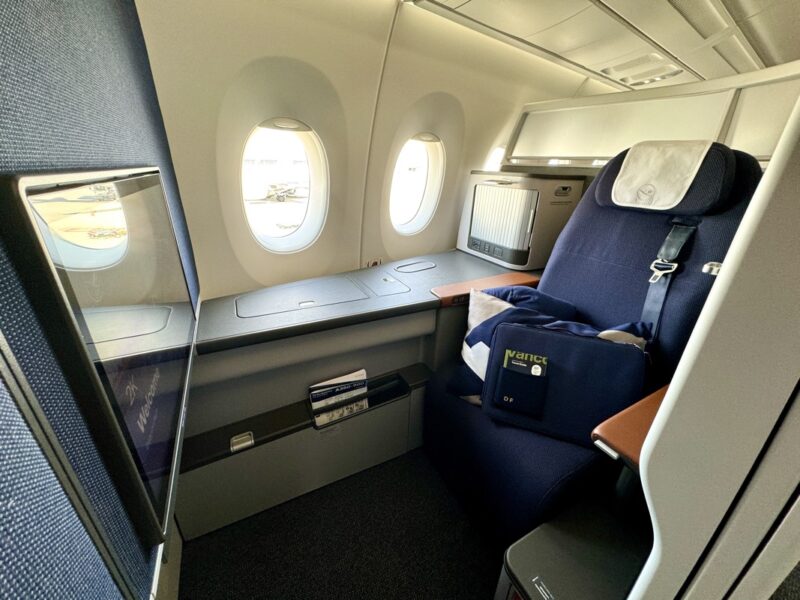 Business Class Front Row Suite 8G