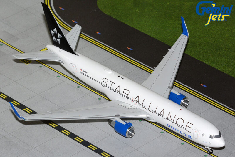 GeminiJets G2UAL1379 1:200 United Airlines Boeing 767-300ER "Star Alliance" N653UA