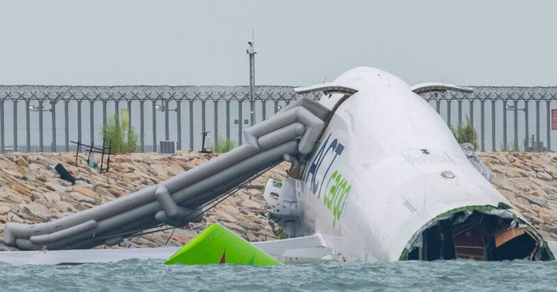 a plane that has been crashed