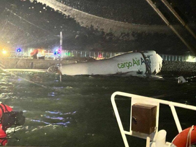 a plane crashed into the water