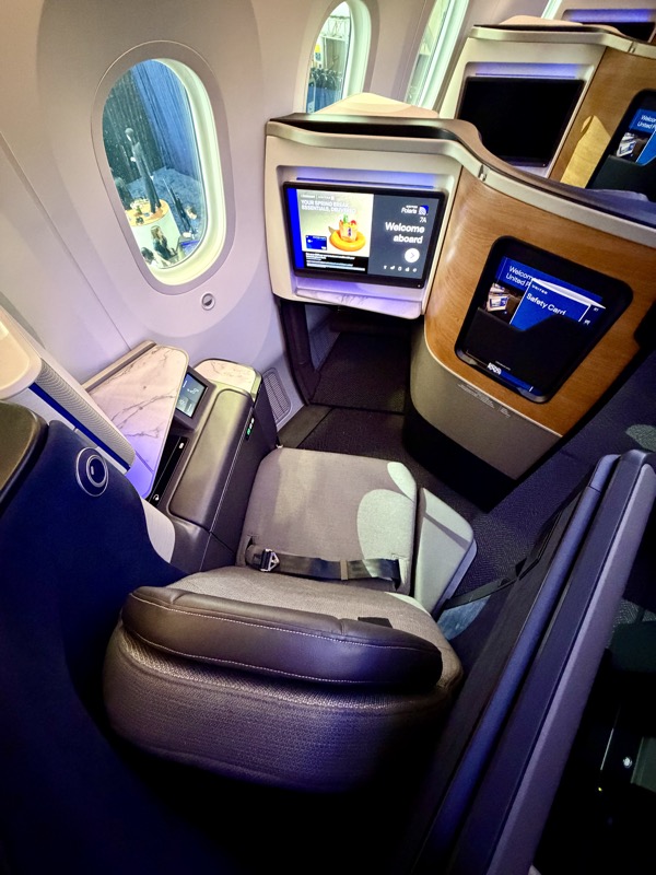 United B787-9 Polaris Business Class seat