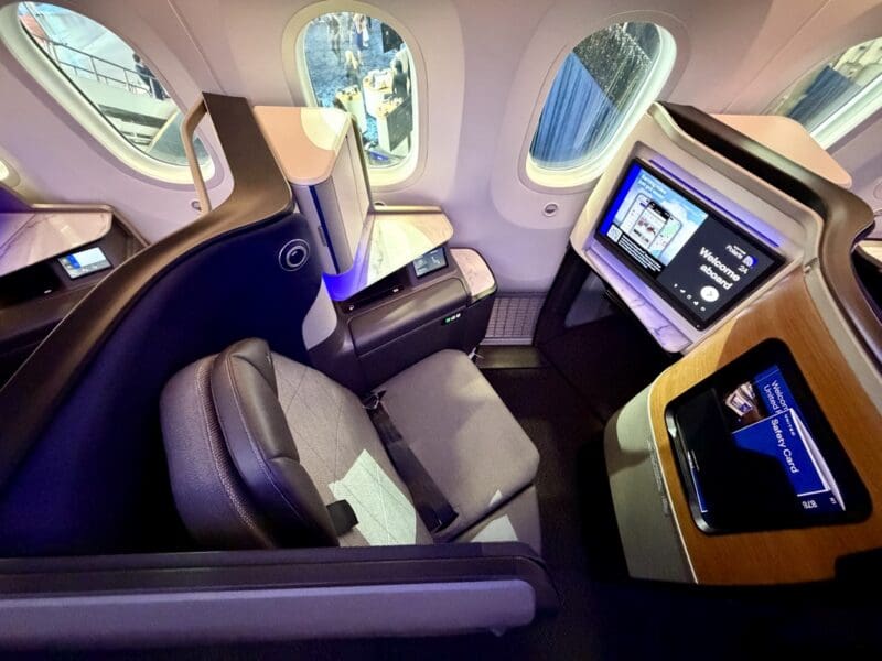 United B787-9 Polaris Business Class seat