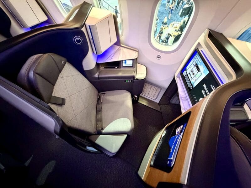 United B787-9 Polaris Business Class seat