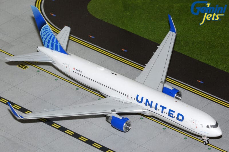 GeminiJets G2UAL1257 1:200 United Airlines Boeing 767-300ER N670UA