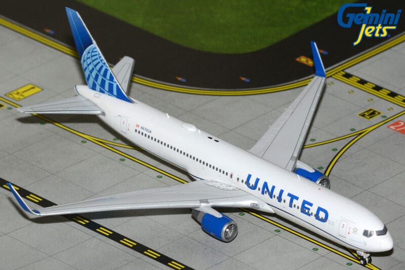 GeminiJets GJUAL2227 1:400 United Airlines Boeing 767-300ER N670UA